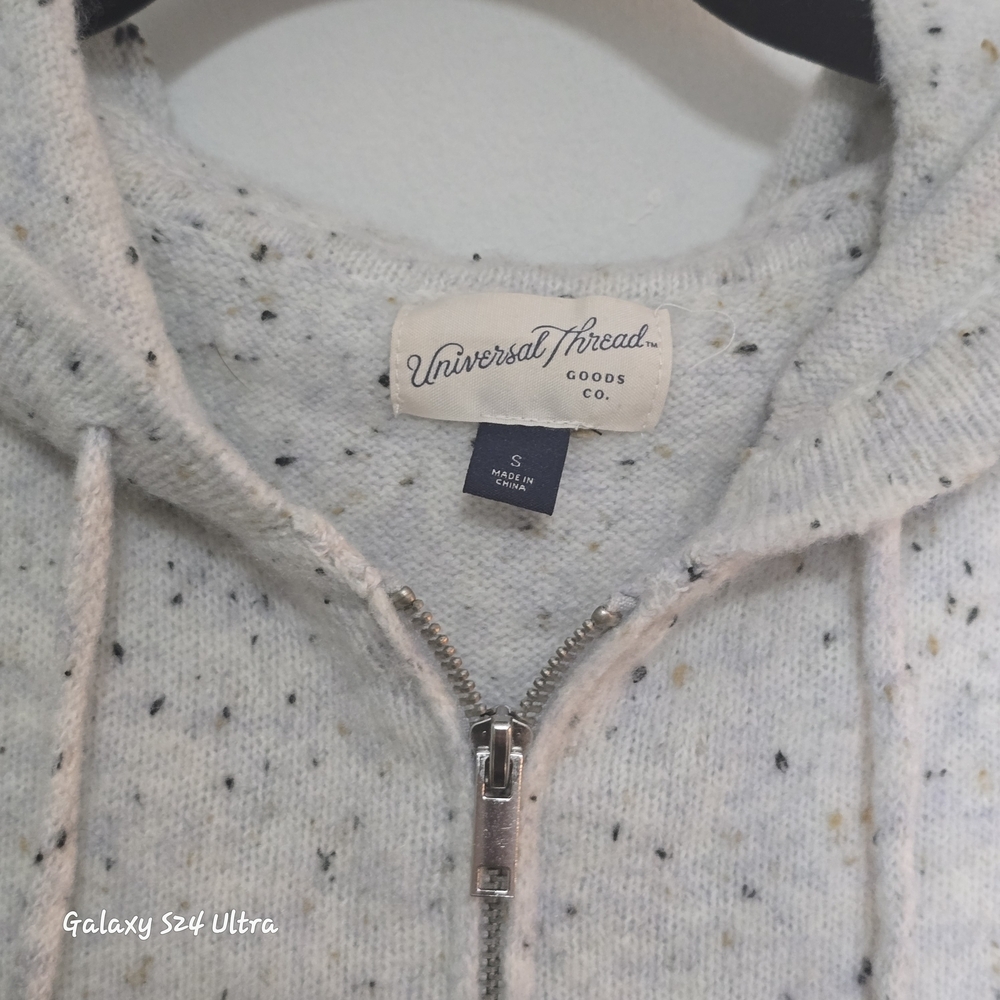 Universal Thread Gray V-Neck Sweater - Picture 4 of 8